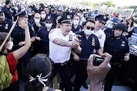 “美警无法无天！”记者遭警察袭击百余次：被拿枪指头、中弹图片