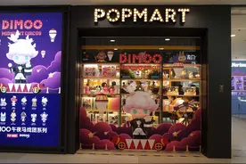 中签购买、限量发售，泡泡玛特二手大娃被炒至上万元图片