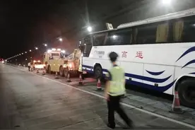 49名医护人员乘坐大客车在隧道内出现故障 湖南娄底路政人员护送转移图片