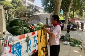 南阳瓜果销售临时市场让瓜农有了安全感 进城卖瓜不再“打游击”图片