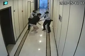 杭州男子穿着短裤在写字楼狂奔，保安拉都拉不住图片