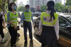 小神兽回笼，老母亲“一路都在笑！”图片