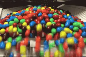 小朋友爱吃的「只溶在口，不溶于手」M&M 巧克力豆是怎么制作的？图片