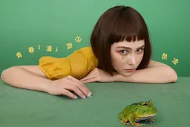 昆凌童趣大片鬼马灵动 齐刘海造型花式玩动物贴纸图片