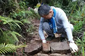 广东退休老人义务修山路三年，冬天打手电筒上山称“力所能及”图片