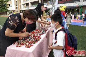 福建小学一二年级开学啦，学校赠香囊、许心愿、画手工导航图，欢迎“小神兽”回家图片