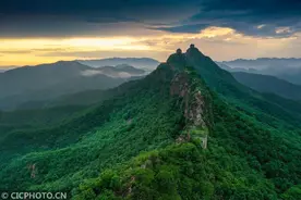 锥子山长城云海图片