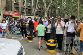 西安一学校校园内发生车祸 一学生课间上厕所时被撞图片