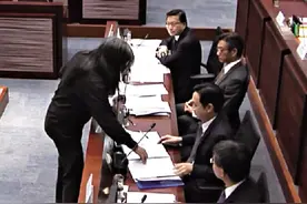 “长毛”梁国雄此前在立法会会议上抢文件被判无罪，香港高等法院发回重审图片