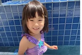 女儿水中扮美人鱼超可爱，陈冠希直呼：amazing图片