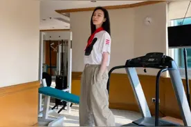 红领巾三道杠！倪妮儿童节当上“小班长”图片