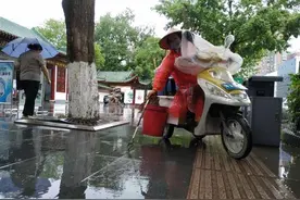 50岁女环卫工每天做1.5倍工作，只为增加收入改善家庭环境图片