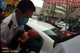 车主忘关车窗，后座竟多了个刚出生的孩子，还带着血迹图片