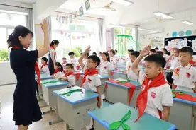 摘下绿领巾 戴上红领巾图片