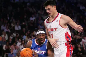 对比明显！大本对位姚明显得“小鸟依人”图片