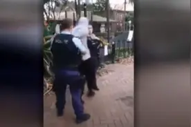 澳大利亚也现暴力执法：17岁原住民被警察猛踹，疼得一直喊叫图片