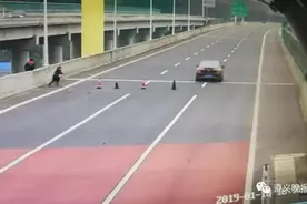 太危险！熊孩子捣乱，拦断贵州这条高速！十多辆车滞留……图片