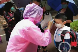 “幼儿园小朋友多，好耍些，下雨也要来”图片
