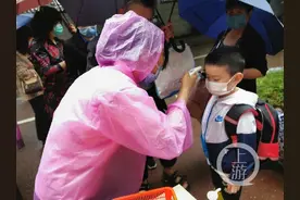 “幼儿园小朋友多，好耍些，下雨也要来”图片