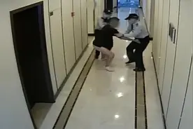杭州一篮球私教女厕偷拍被抓后不承认，被遗落蓝牙耳机证实图片