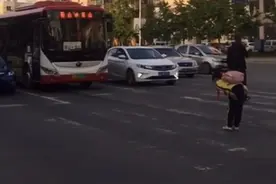 温暖！机动车斑马线前礼让 小学生鞠躬致谢图片