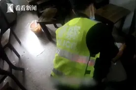 男子吃面时突然休克 特警的这个动作让他转危为安图片