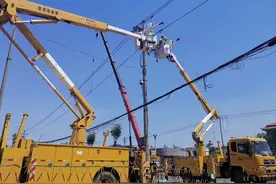 莱芜供电首次开展带电更换联络开关作业图片