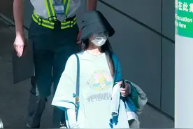 赵丽颖夏日私服清新利落 机场亮相健身效果显著图片