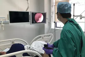 痛心！17岁少年腹痛腹胀竟被确诊为肠癌，医生的一句话令人唏嘘图片