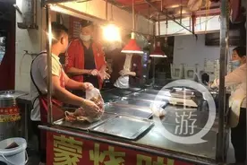 地摊烟火丨收了100多个徒弟    17年他摆成了“地摊王”图片