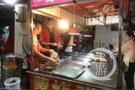 地摊烟火丨收了100多个徒弟    17年他摆成了“地摊王”图片
