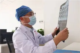 女子涮火锅误吞下牙签 医生提醒：一旦不慎出现误吞异物 应尽快到正规医院及时就医图片