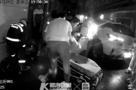 女司机抄近路被卡在两车之间动弹不得图片