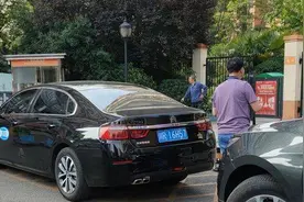 市民发贴反映公车小区门口接领导，南充纪委介入调查图片