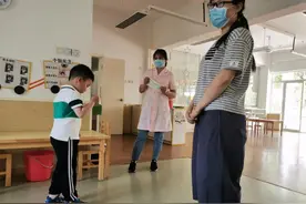 幼儿园开学，只来了一个孩子…图片