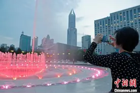 上海人民广场音乐喷泉重新炫彩亮相图片