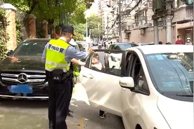 电瓶车上一前一后载着两位小朋友，这位妈妈胆太大图片
