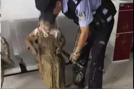 俩小女孩掉入泥坑只露出头，路人发现后报警！图片