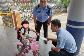 怕打针女童骑小车离家出走 幸好遇到了这位“超级暖爸”图片