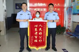 单亲妈妈带着3个孩子务工求学 民警为这家人架起“帮扶桥梁”图片