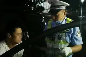 48秒丨泰安交警查获一未悬挂号牌车辆 驾驶员掏出一张“捡来的”过期临牌图片