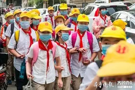 济南六一儿童节戴红领巾的少先队员图片