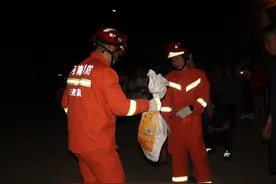 夏季炎热小心蛇出没！安阳消防三天抓两蛇图片