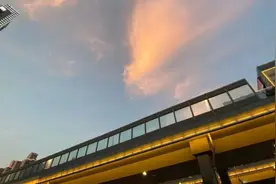 为抢黄金地段一套房，男子带着老婆赶来杭州！付完121万后，彻底傻眼……图片