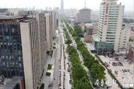 孙立成夜晚步行调研泉城路，打造“金街”如何做好“加减法”图片