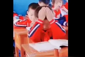 小学生实力演绎把知识装进脑袋里，网友：满满的仪式感图片