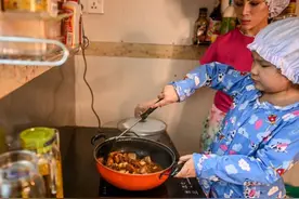 网红8岁“小大厨”红遍缅甸图片