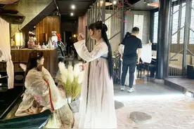 扬城悄现场景浸入式体验酒馆 穿汉服喝酒拍照你体验过吗图片