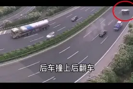 高速上掉下一只轮胎，小车避让翻车；开车时遇到这种情况怎么办？图片