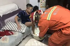 小男孩脚卡足浴盆，灵武消防破拆救援图片